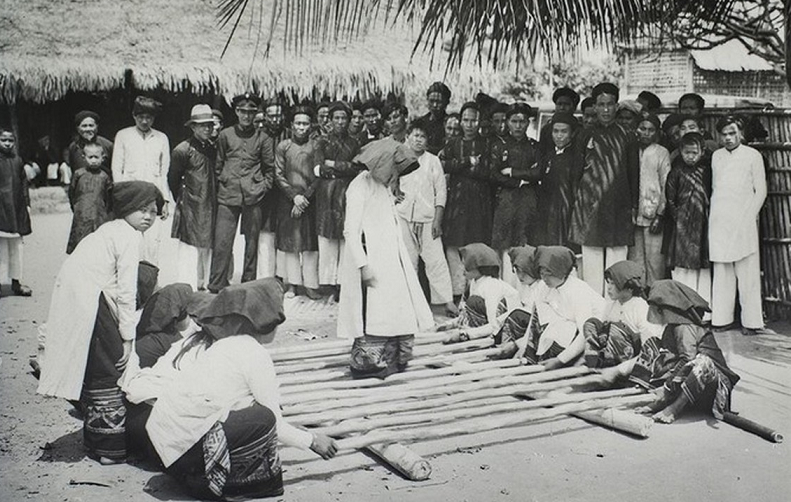 Những cô gái Thái nhảy sạp giới thiệu văn hóa đồng bào dân tộc Thái tại Quỳ Châu. (Ảnh: Báo Nghệ An)