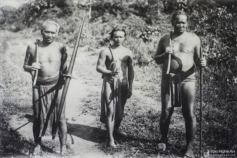 3 người đàn ông làm nghề săn bắn tại Mường Típ, Kỳ Sơn, Quỳ Châu, Tương Dương của tỉnh Nghệ An năm 1920. (Ảnh: Báo Nghệ An)