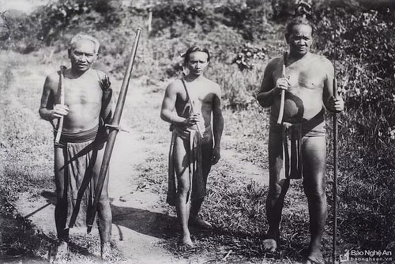 3 người đàn ông làm nghề săn bắn tại Mường Típ, Kỳ Sơn, Quỳ Châu, Tương Dương của tỉnh Nghệ An năm 1920. (Ảnh: Báo Nghệ An)