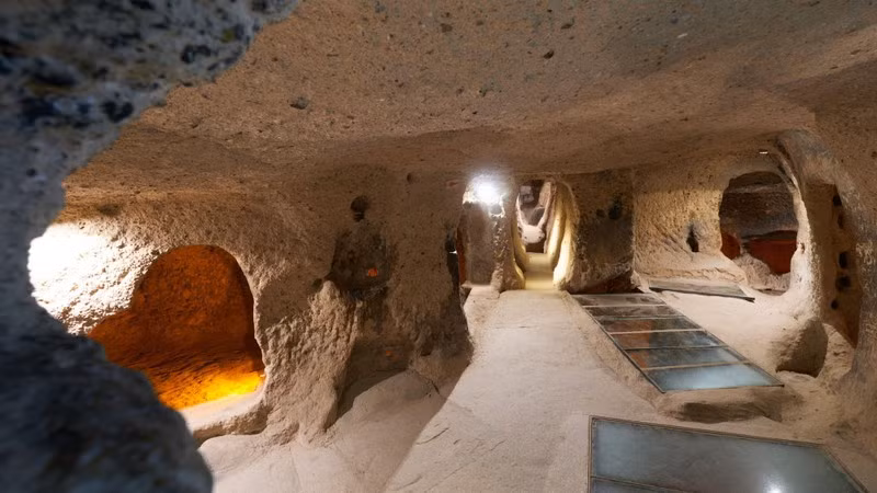 Có thể người Phrygian di cư đến Tiểu Á từ vùng Balkan đã xây dựng thành phố ngầm Derinkuyu trong giai đoạn từ năm 1.200 TCN đến năm 800 TCN. Sau đó, người Ba Tư, Macedonia, Hy Lạp, Armenia, Syria mới có mặt tại Cappadocia.