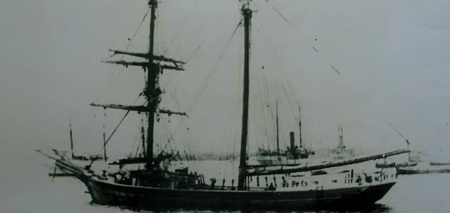 1. Tàu Mary Celeste: Đây là một trong những con tàu mất tích nổi tiếng trong lịch sử. Vào ngày 4/12/1872, người ta tìm thấy con tàu ở Đại Tây Dương. Trên tàu không có bóng người, dù thời tiết lúc đó rất tốt và thủy thủ đoàn là những người đi biển giàu kinh nghiệm. Con tàu vẫn trong điều kiện tốt và vẫn căng buồm hướng về phía eo Gibraltar. Nước uống và lương thực vẫn đủ dùng cho hơn 6 tháng nữa.