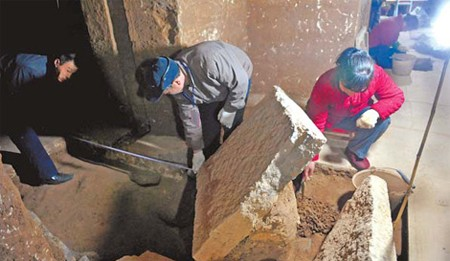 Do thi hài ngâm trong nước biển thời gian dài cộng thêm môi trường kín của quan tài nên khi mở nắp, oxy tràn vào bên trong đi vào đường hô hấp của xác ướp. (Ảnh minh họa)