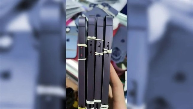 Cũng theo một nguồn thông tin khác, phần nút nguồn của iPhone 15 dự kiến sẽ chuyển sang nút nguồn tích hợp rung Haptic thay cho nút bấm cứng như dòng iPhone cũ. (Ảnh: MacRumors)