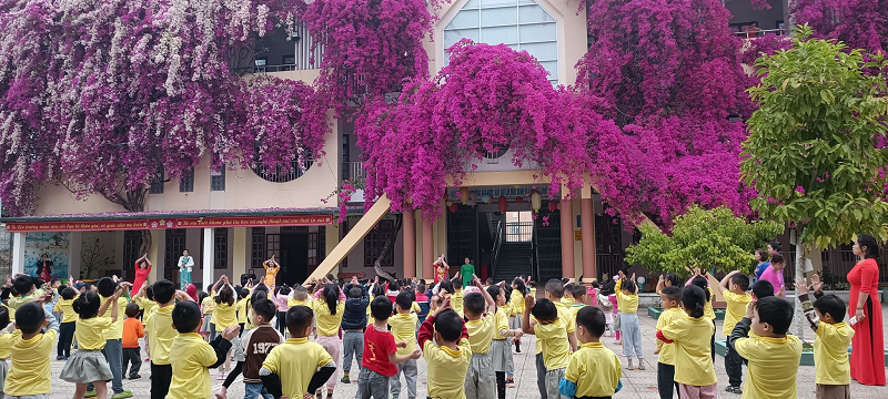 Tram tro ngam gian hoa giay sieu khung trong san truong mam non Son La-Hinh-3