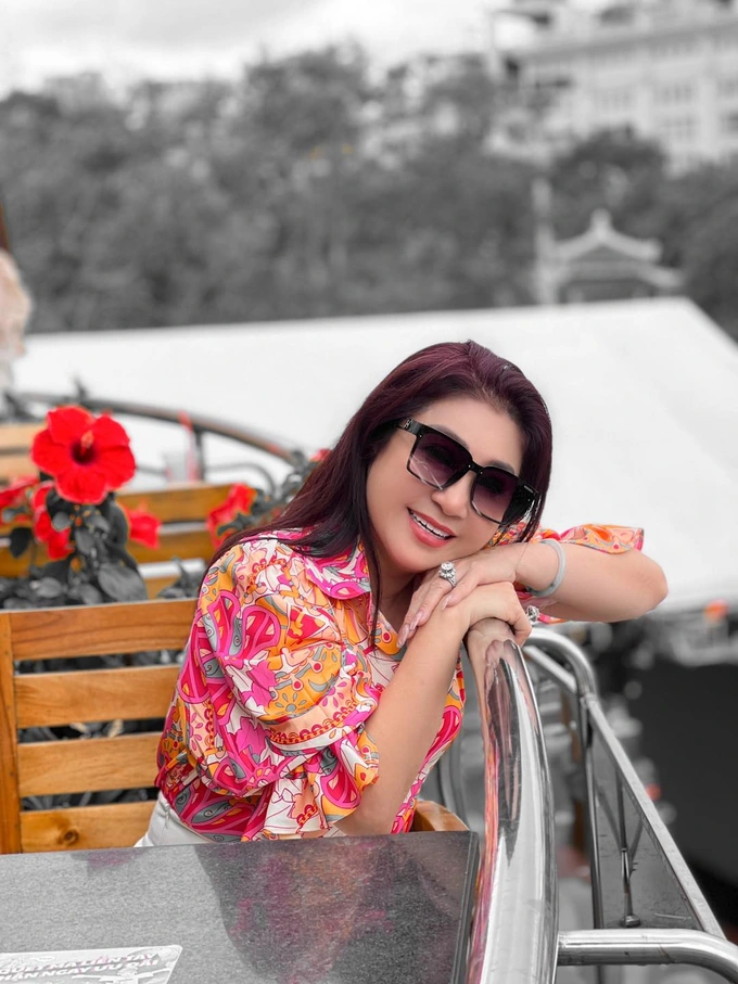 “Co dao lang” Thoai My: “U60, toi van co nhieu nguoi theo duoi“-Hinh-2