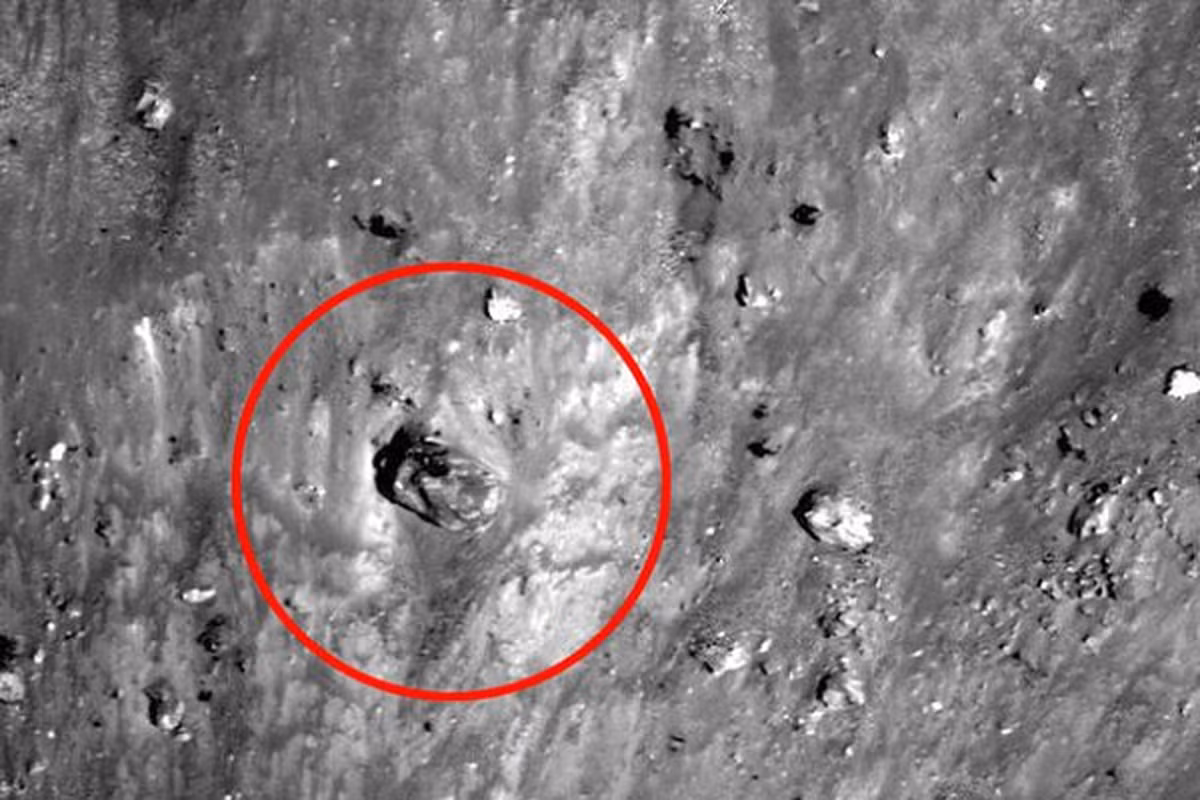 Một "chiếc xe" lớn được tìm thấy trên bề mặt Mặt trăng trong một hình ảnh do Cơ quan hàng không và vũ trụ Mỹ công bố. Kênh Youtube SecureTeam10, nơi chuyên tìm hiểu những bí ẩn vũ trụ, đã phân tích hình ảnh này.