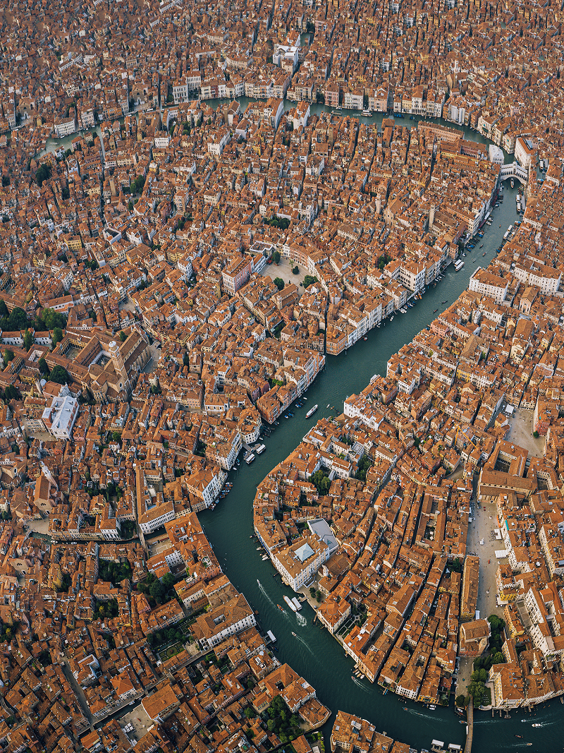 Sự tồn tại của những kênh đào này và khả năng về một nhóm các sinh vật ngoài hành tinh tạo nên chúng đã lan truyền rộng rãi. Trong thực tế, sơ đồ của Schiaparelli vẽ về các vết lõm cho thấy sự tương đồng kỳ lạ với các con kênh của thành phố Venice, điều này tiếp tục tạo nên sự suy đoán rằng có một nền văn minh của người ngoài hành tinh đã tạo ra các kênh đào này.