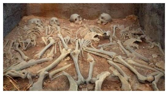 Ngoài ra các chuyên gia còn phát hiện thấy hài cốt của 6 cô gái trẻ được chôn cùng trong lăng Dĩnh Tĩnh Vương. Trong số 6 cô gái trẻ này, có cả Quách thị, chính thê của Dĩnh Tĩnh vương. Ngoài ra, trong số họ, còn có cả những thiếu nữ chưa đến tuổi trăng tròn.