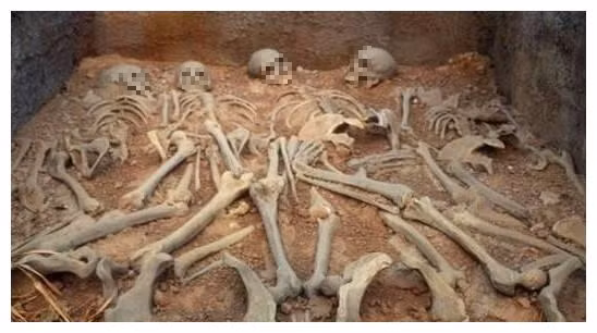 Ngoài ra các chuyên gia còn phát hiện thấy hài cốt của 6 cô gái trẻ được chôn cùng trong lăng Dĩnh Tĩnh Vương. Trong số 6 cô gái trẻ này, có cả Quách thị, chính thê của Dĩnh Tĩnh vương. Ngoài ra, trong số họ, còn có cả những thiếu nữ chưa đến tuổi trăng tròn.