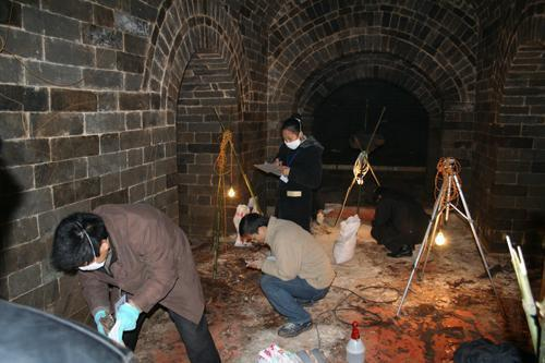 Mộ tặc đã tìm mọi cách thâm nhập lăng mộ này. Nhưng dù chúng dùng bom để đánh phá thì kết quả vẫn phải về tay không.