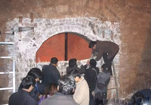 Sinh thời Chu Đổng không phải là người kế thừa ngai vàng. Ông chết trẻ vào năm 1414 khi mới 26 tuổi.