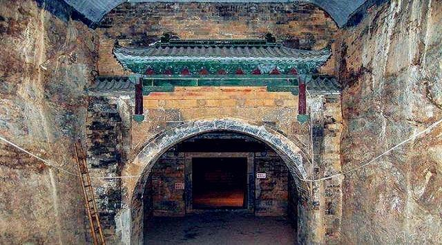 Kể từ năm 1999, lăng mộ của hoàng tử nhà Minh này đã bị đánh bom tới 7 lần, lần đánh bom gây thiệt hại nặng nhất đã tạo nên một chiếc hố sâu tới 8m.