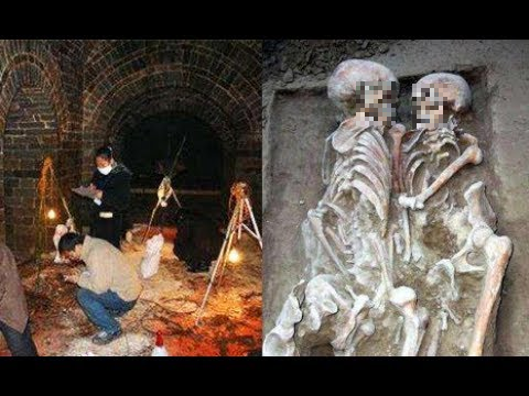 Theo sử sách, Dĩnh Tĩnh Vương không có con trai mà chỉ có 4 con gái, 3 trong số họ đã được gả ra khỏi nhà. Vì thế, những cô gái trẻ được chôn trong lăng mộ không có quan hệ huyết thống với Dĩnh Tĩnh Vương.