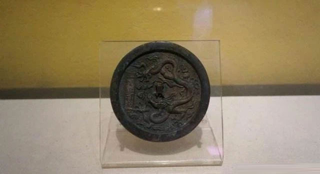 Lăng mộ vốn là một hang động được khoan trong lòng núi đá, sau đó được xây bằng gạch và đá để tạo hình cho lăng. Gò chôn cất có hình bầu dục, cao 8m, chiều dài từ đông sang tây là 46m, chiều rộng từ bắc xuống nam là 35m, chu vi là 120m.