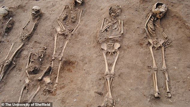 Sau khi rút hết nước trong ao, các chuyên gia đã phát hiện ra một lăng mộ với tổng diện tích khoảng 300 mét vuông. (Ảnh minh họa)