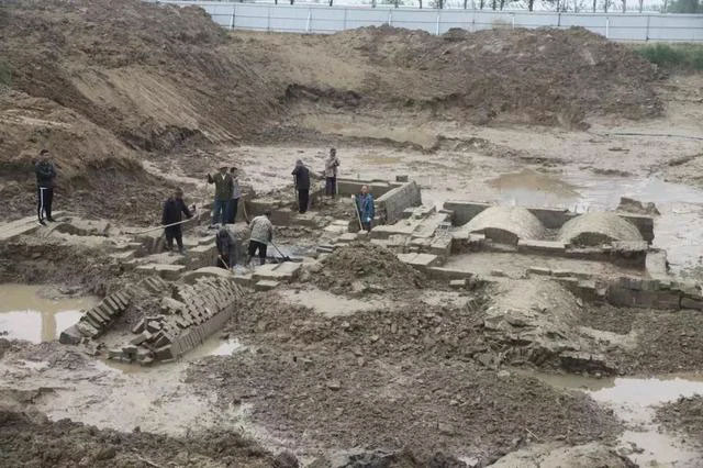 Lăng mộ chứa 17 bộ hài cốt bí ẩn này được tìm thấy dưới đáy một cái ao bên ngoài thôn Tam Quan Miếu, Tề Dương, tỉnh Sơn Đông, Trung Quốc.