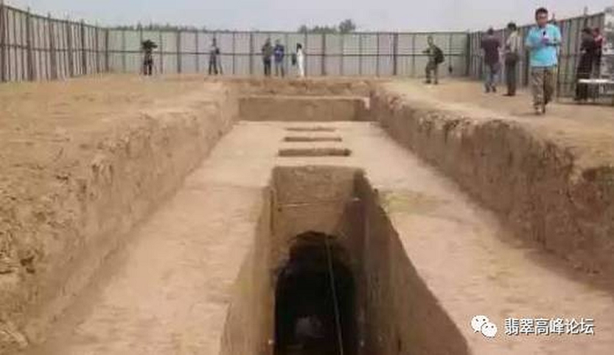 Các chuyên gia tiếp tục tiến sâu vào bên trong lăng mộ. Tường của lăng mộ được xây từ gạch nên còn khá nguyên vẹn. Họ vô cùng bất ngờ trước kiến trúc lớn của khu mộ được chia thành nhiều phòng. Trong số này, một số phòng dùng để đặt đồ mai táng.