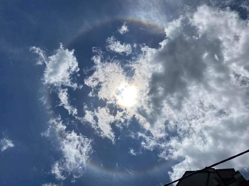 Sở dĩ có hiện tượng quầng mặt trời hay hiện tượng vòng tròn bao quanh mặt trời xảy ra là bởi tác dụng của tầng khí quyển.