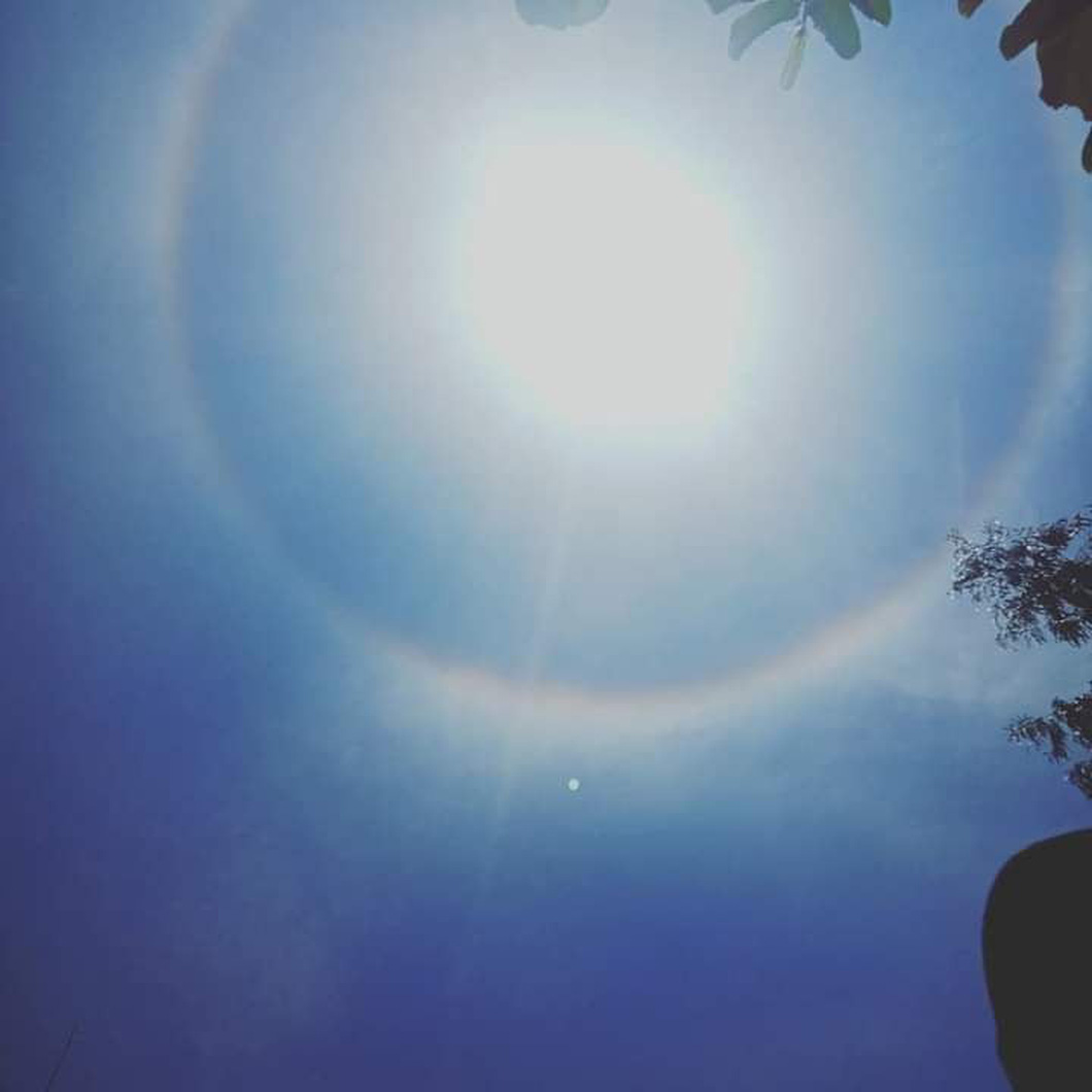 Đây là kết quả của một hiện tượng quang học rất phổ biến trong tự nhiên gọi là khúc xạ ánh sáng.