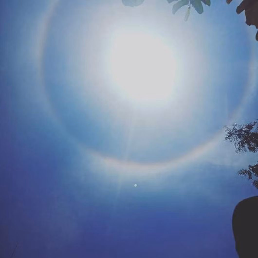 Đây là kết quả của một hiện tượng quang học rất phổ biến trong tự nhiên gọi là khúc xạ ánh sáng.