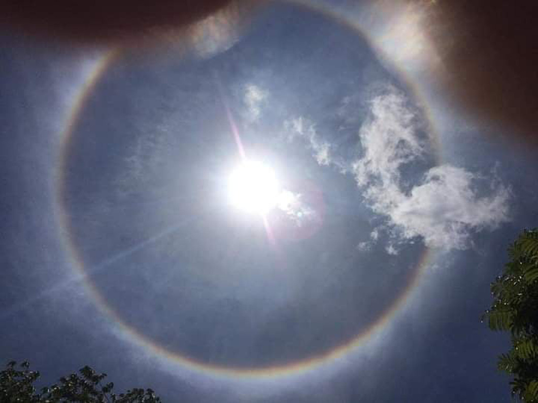 Hào quang mặt trời (còn gọi là halo) xảy ra khi ánh sáng mặt trời tương tác với các tinh thể băng lơ lửng trong bầu khí quyển, tạo thành một quầng sáng màu trắng hoặc nhiều màu sắc đỏ, cam, vàng, lục, lam, chàm, tím.