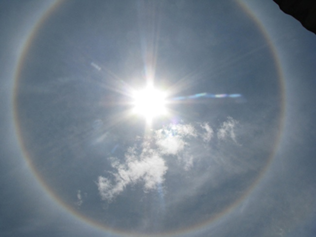 Và khi ánh mặt trời chiếu vào, những tinh thể băng này sẽ bị khúc xạ mạnh tạo thành một vòng tròn với đầy đủ màu sắc giống cầu vồng bao xung quanh mặt trời.