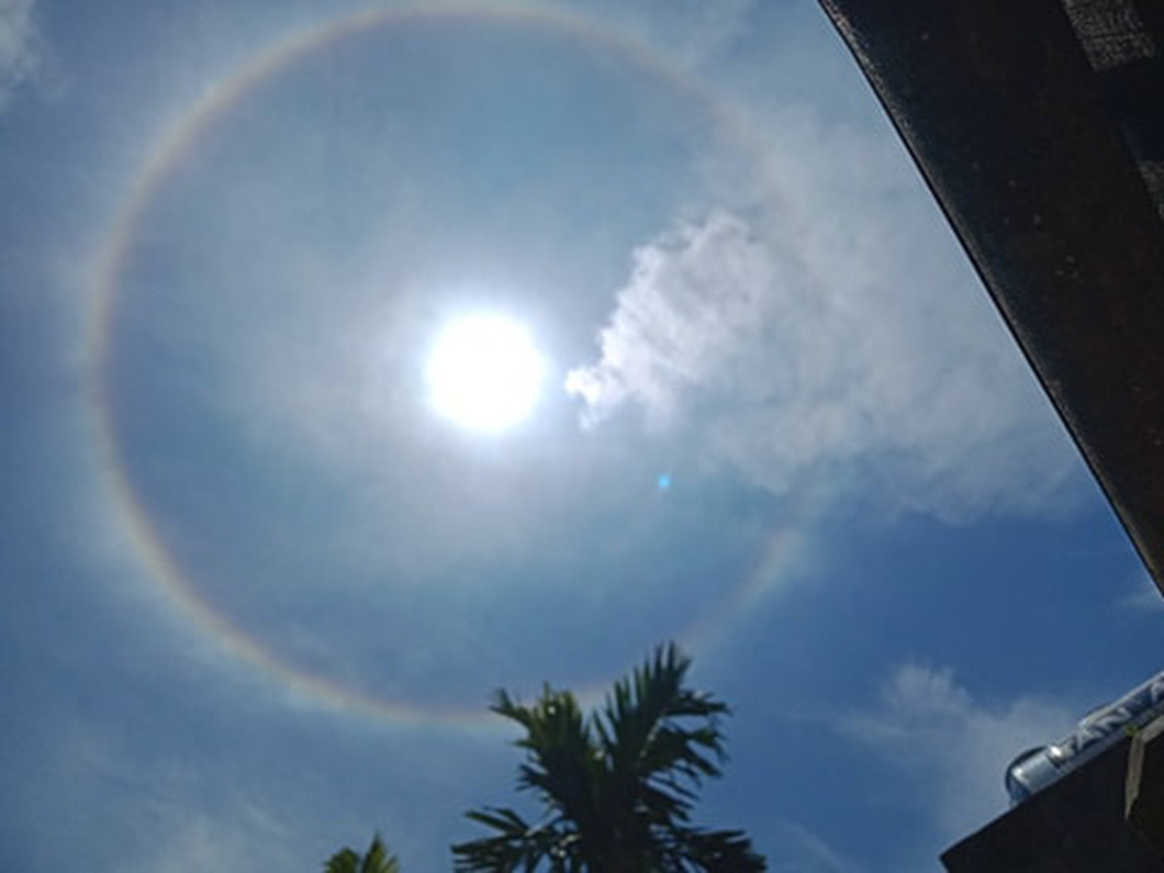 Không khí nóng mang đầy hơi nước vượt lên trên không khí lạnh và bay lên bầu trời.