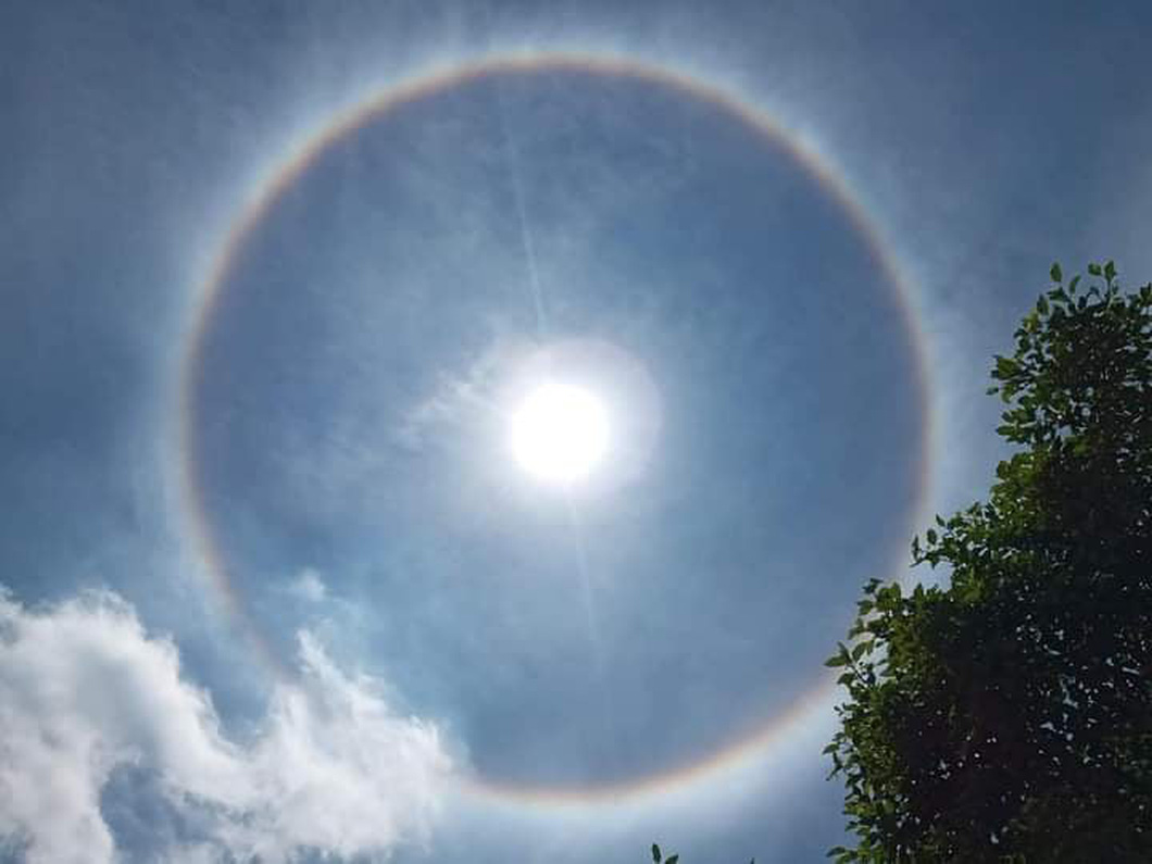 Quầng sáng hào quang này thường là một vòng tròn bao quanh mặt trời, đôi khi cũng là các cung, điểm trên bầu trời.