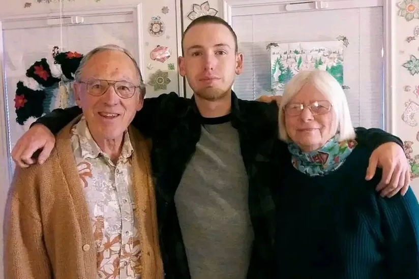 Mắc kẹt trong ôtô giữa bão tuyết gần tuần, cụ ông sống sót kỳ diệu Mac ket trong oto giua bao tuyet gan tuan, cu ong song sot ky dieu