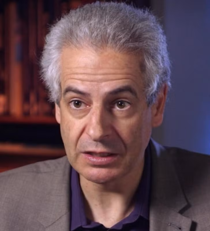 Theo Nick Pope, người từng đảm nhận nhiệm vụ điều tra các báo cáo về các vụ chứng kiến UFO ở Bộ Quốc phòng Anh. Sau khi công tác tại một số vị trí khác nhau, năm 1991 ông được phân vào làm ở một bộ phận của Ban Thư ký được gọi là Sec (AS) 2a.