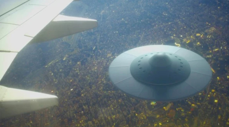 Bay hết tốc độ trong một đêm đầy mây, phi công cho biết anh đã được lệnh bắn 24 quả tên lửa vào vật thể bí ẩn.