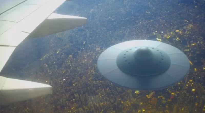 Bay hết tốc độ trong một đêm đầy mây, phi công cho biết anh đã được lệnh bắn 24 quả tên lửa vào vật thể bí ẩn.