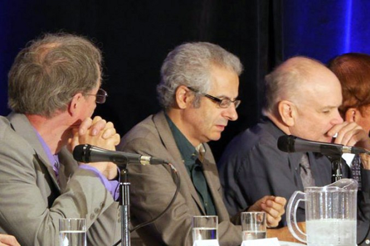 Rất nhiều các vụ UFO đã được báo cáo bởi người dân, nhưng các báo cáo được ông Pope quan tâm nhất là những vụ chứng kiến của các phi công, nhân viên cảnh sát, và sĩ quan quân đội.