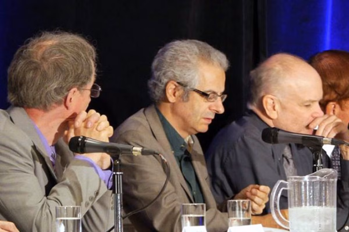 Rất nhiều các vụ UFO đã được báo cáo bởi người dân, nhưng các báo cáo được ông Pope quan tâm nhất là những vụ chứng kiến của các phi công, nhân viên cảnh sát, và sĩ quan quân đội.