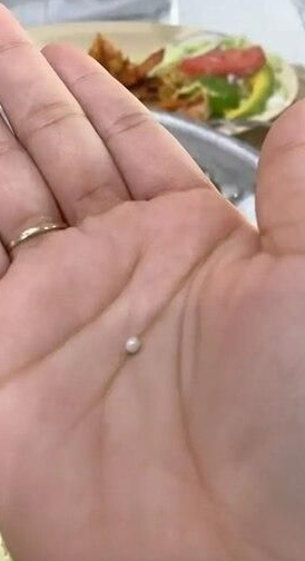 Được biết, tỷ lệ tìm thấy ngọc trai tự nhiên là cực kỳ hiếm, chỉ 1/10.000 con trai/hàu chứa kho báu đại dương này.