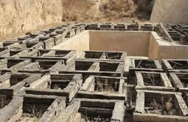 Với niềm tin những đứa trẻ trong sáng, chưa trải sự đời sẽ trở thành sứ giả giúp giao tiếp với trời đất, chủ mộ đã ép các em phải tuẫn táng theo mình để ông được chết an nhiên, tiếp tục sống trong vinh hoa sau cái chết.