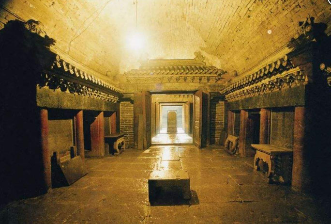 Tục tuẫn táng xuất hiện từ thời nhà Chu, được cho là hủ tục tàn nhẫn, độc ác và không đúng với thuần phong mỹ tục nên đã dần bị loại trừ khỏi dòng chảy lịch sử.