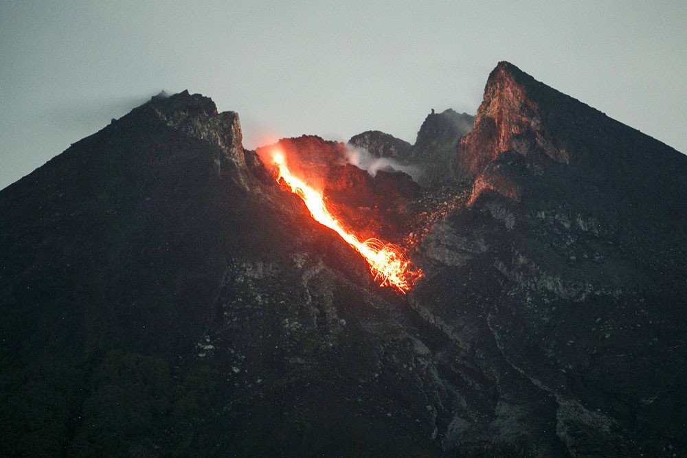 Núi lửa Merapi cao 2.968m nằm ở ranh giới giữa hai tỉnh Yogyakarta và Trung Java. Hiện có khoảng 250.000 người dân sinh sống trong bán kính 10km.