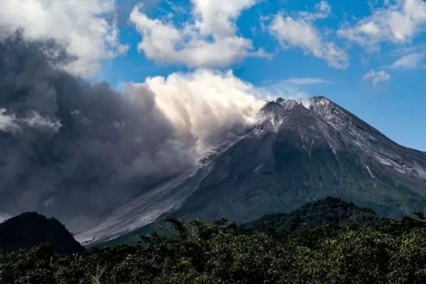 Theo thông tin được ghi nhận mới đây, núi lửa Merapi đã phun cột tro bụi cao 3.000 m bao phủ nhiều nhà cửa và con đường xung quanh miệng núi lửa.