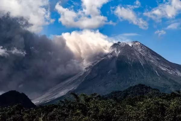 Theo thông tin được ghi nhận mới đây, núi lửa Merapi đã phun cột tro bụi cao 3.000 m bao phủ nhiều nhà cửa và con đường xung quanh miệng núi lửa.