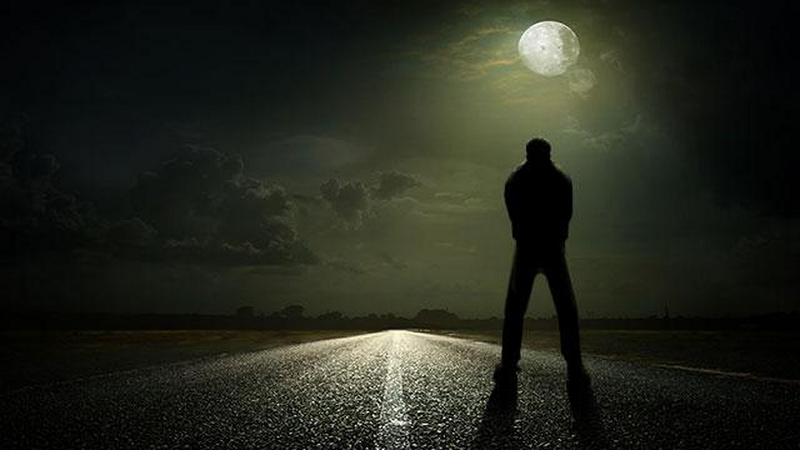 Theo các báo cáo về UFO, những người đàn ông mặc đồ đen bí ẩn đã xuất hiện rất nhanh chóng và tiếp xúc với các nhân chứng nhìn thấy UFO hay người ngoài hành tinh. Họ thường đi với đội hình 3 người, đe dọa các nhân chứng không được tiết lộ những điều đã chứng kiến với công chúng hay tẩy não họ để không tiết lộ bí mật về người ngoài hành tinh.