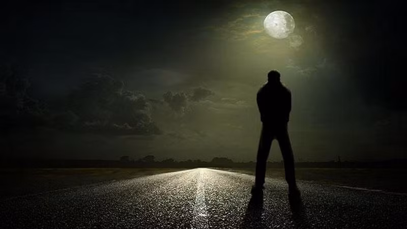 Theo các báo cáo về UFO, những người đàn ông mặc đồ đen bí ẩn đã xuất hiện rất nhanh chóng và tiếp xúc với các nhân chứng nhìn thấy UFO hay người ngoài hành tinh. Họ thường đi với đội hình 3 người, đe dọa các nhân chứng không được tiết lộ những điều đã chứng kiến với công chúng hay tẩy não họ để không tiết lộ bí mật về người ngoài hành tinh.