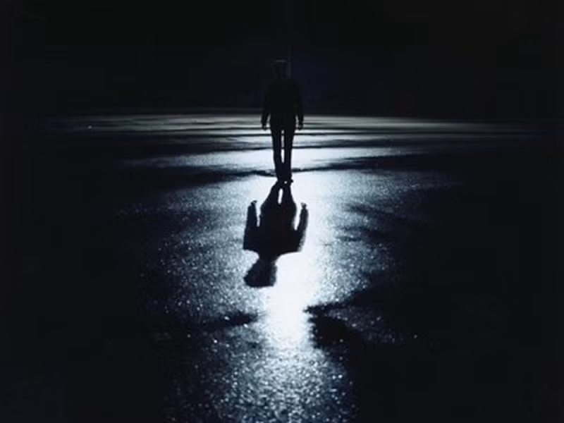 Bởi lý do đó, họ được coi là những kẻ bảo vệ cho người ngoài hành tinh. Người đầu tiên nhắc đến sự xuất hiện của những người đàn ông mặc đồ đen đó là một nhà nghiên cứu UFO tên là Albert Bender.