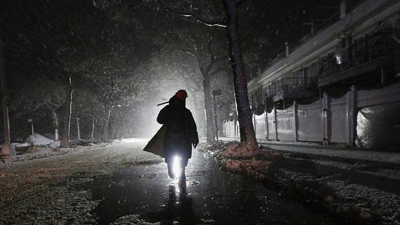 Hình dạng của những người đàn ông mặc đồ đen này cũng hết sức bí ẩn. Đôi khi họ được kể lại là có hình dáng giống như những người bình thường nhưng cũng có lúc lại trở thành một người cao gần 2 mét. Mắt của họ phát ra một thứ ánh sáng kì quái nào đó khiến họ luôn phải đeo kính râm. Họ thường xuất hiện với các nhóm 3 người, mặc đồng vest đen đi trên những chiếc Cadillac mới tinh…