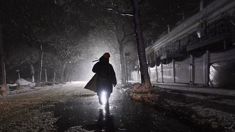 Hình dạng của những người đàn ông mặc đồ đen này cũng hết sức bí ẩn. Đôi khi họ được kể lại là có hình dáng giống như những người bình thường nhưng cũng có lúc lại trở thành một người cao gần 2 mét. Mắt của họ phát ra một thứ ánh sáng kì quái nào đó khiến họ luôn phải đeo kính râm. Họ thường xuất hiện với các nhóm 3 người, mặc đồng vest đen đi trên những chiếc Cadillac mới tinh…