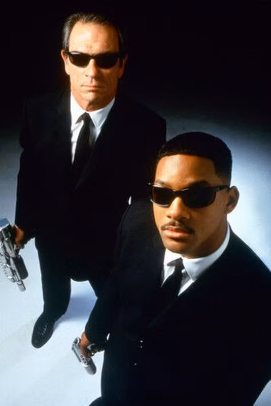 UFO là một trong những bí ẩn lớn nhất mà giới khoa học nỗ lực đi tìm lời giải suốt nhiều thập kỷ qua. Vào thế kỷ 20, dân gian lưu truyền các câu chuyện về những người đàn ông mặc đồ đen bảo vệ bí mật của người ngoài hành tinh.