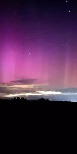 Cực quang được hình thành khi các hạt tích điện có năng lượng cao từ gió Mặt Trời đi quanh từ quyển.