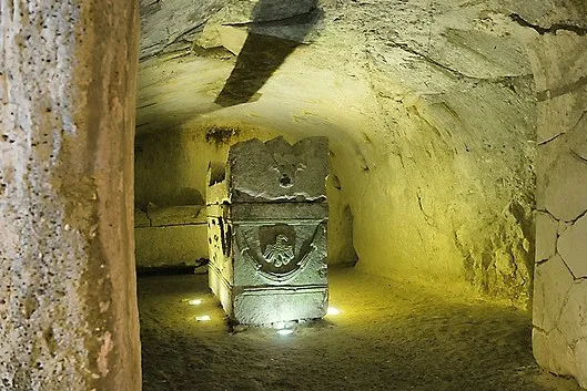 Lời nguyền trên ngôi mộ này là một trong hai bản khắc đầu tiên được phát hiện tại Beit She'arim trong 65 năm qua và là bản khắc duy nhất xác định một người chuyển đổi.