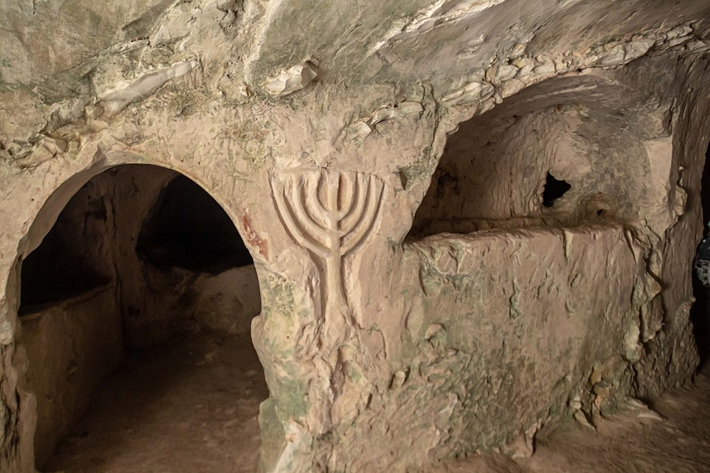 Ít nhất thì các nhà khảo cổ học không biết thi thể thực sự ở đâu, vì những kẻ trộm mộ có khả năng đang đào bới, vì vậy không chắc chúng ta sẽ tìm thấy địa điểm chôn cất ban đầu. Thật tệ cho những tên trộm, nếu lời nguyền thực sự ứng nghiệm.