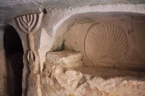 Vào thời điểm đó, có một loại người Do Thái khác, người "kính sợ Chúa", người có thể không tuân theo tất cả các điều răn trong niềm tin của người Do Thái.